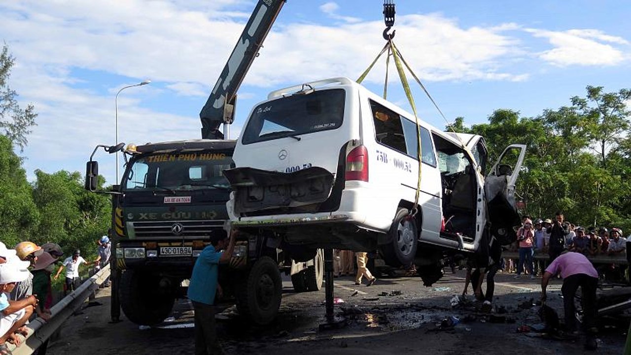 مقتل 13 بينهم عريس وضيوف لحفل زفاف في حادث سير بفيتنام