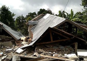 Скачать видео: Tourists Among Fatalities in 6.4 Magnitude Quake on Indonesia's Lombok Island