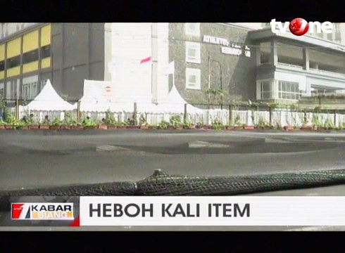 Warga Buang Sampah ke Atas Jaring Kali Item