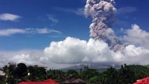 Mayon volcano explodes (Philippines)