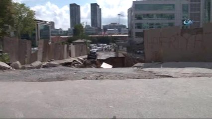 Ümraniye'de İstinat Duvarı Çöktü, Araçlar İçine Düştü