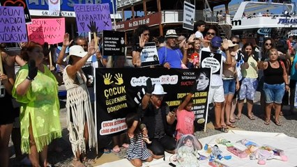 'Mikrop Hikmet' ve tatilcilerden çocuk istismarına siyah eldivenli protesto