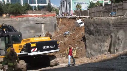Ümraniye’de istinat duvarı çöktü, araçlar içine düştü
