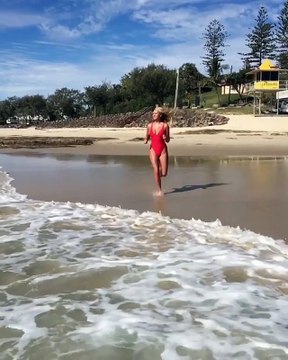 Ellie-Jean Coffey rejoue la scène d'Alerte à Malibu