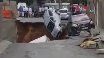 İstinat Duvarı Çöktü, Otomobil Çukura Böyle Yuvarlandı