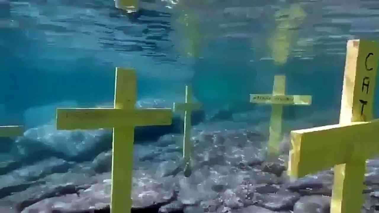 Cruces amarillas en el fondo del mar