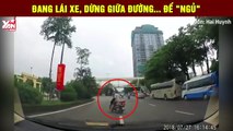 Đang điều khiển xe máy đột nhiên dừng ngay giữa đường phố tấp nập... để ngủ