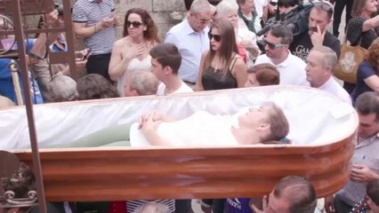 Los vivos hacen de muertos en esta popular fiesta