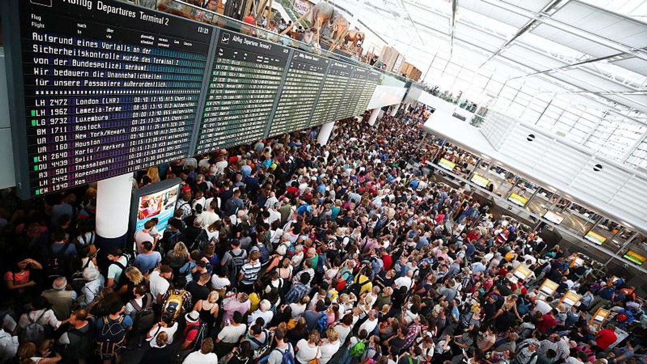 Nach Flughafen-Chaos: Feldbetten und viele offene Fragen