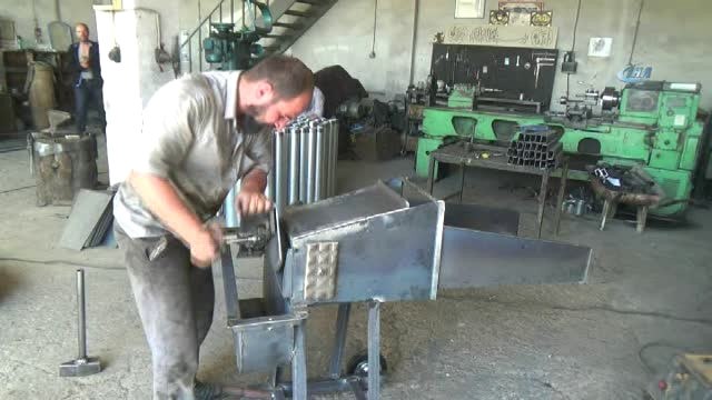 Atölyede Ürettiği Makineleri Yurt Dışına Satıyor