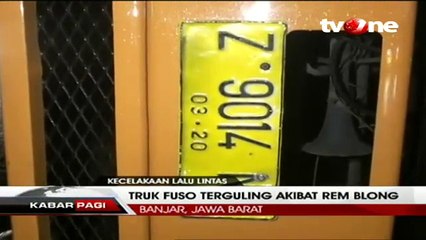 Ban Pecah, Truk Fuso Terguling di Jalan