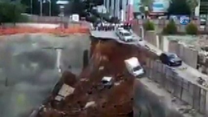 Ümraniye'de çukura düşen araç saniye saniye görüntülendi