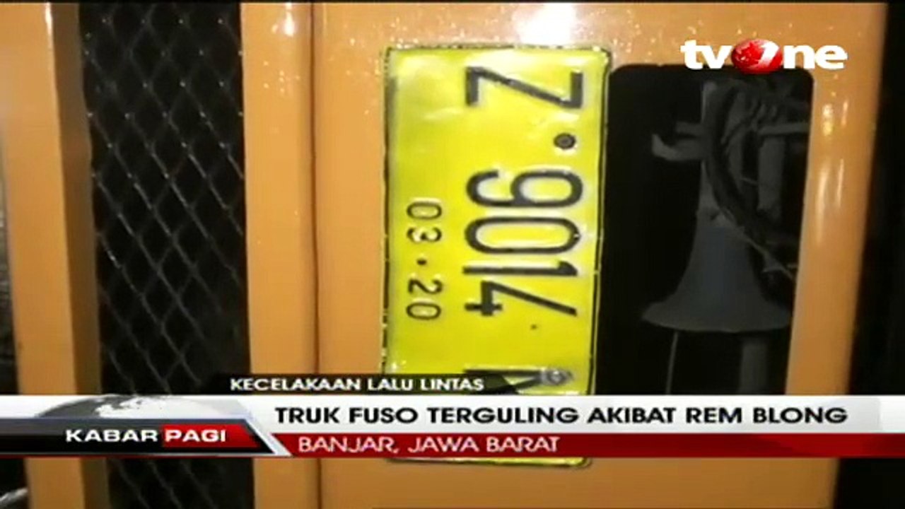Ban Pecah, Truk Fuso Terguling di Jalan