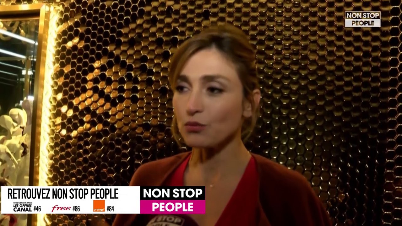 François Hollande "très drôle" : Julie Gayet se confie amoureusement sur son humour