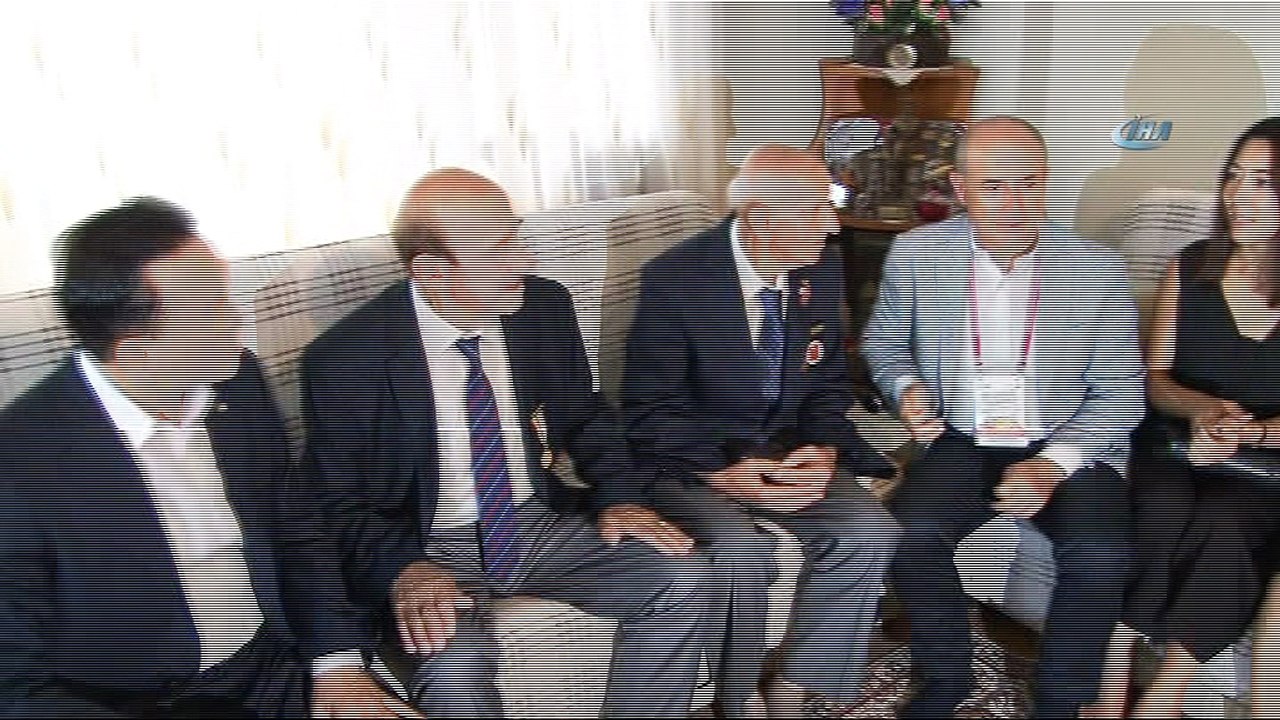 Güney Koreliler Kore gazisi önünde yere kapaklanarak saygılarını gösterdi