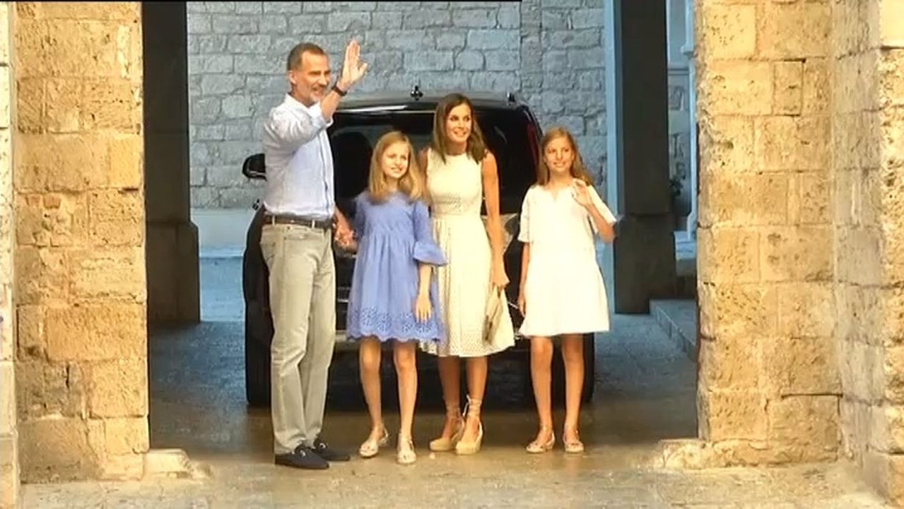 Los Reyes inician sus vacaciones con el tradicional posado en Palma