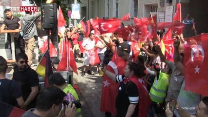 Almanya’da Mesut Özil’e destek gösterisi