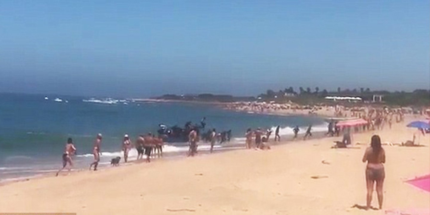 Akdeniz'i ahşap botla geçen sığınmacılar plajdakilerin şaşkın bakışlar arasında karaya çıktı