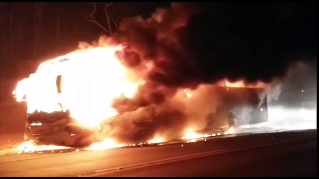 Ônibus da Itapemirim pega fogo na BR 101