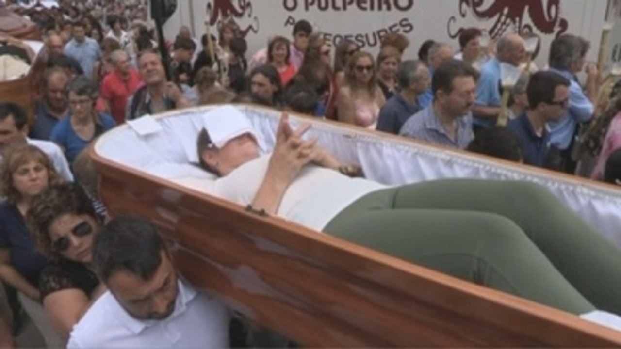 Los "muertos-vivos" desfilan por As Neves