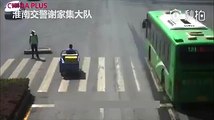 A traffic officer had to work under the burning sun as his sunshade was damaged in Huainan, Anhui Province last Tuesday. A delivery man set up his own sunshade