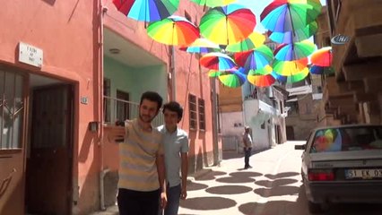 Turistlerin İlgisini Çekmek İçin Sokağı Şemsiyelerle Süsledi