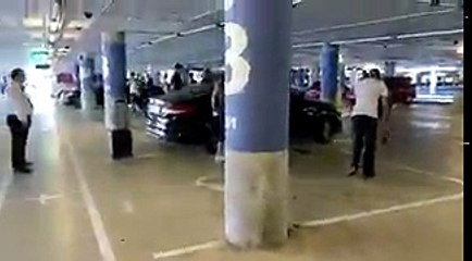 Un grupo de taxistas vuelcan un vehículo con licencia VTC