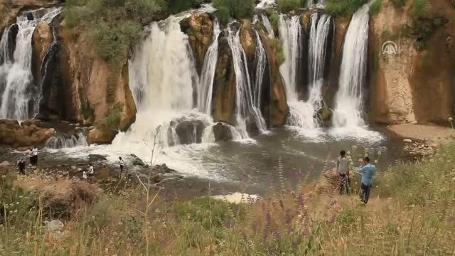 Sıcaktan Bunalanlar Muradiye Şelalesi'nde Serinliyor