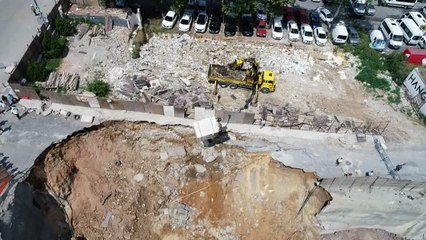 Ümraniye'de göçük altında kalan son aracın kurtarılması havadan görüntülendi