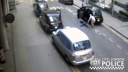 Taxista saca a cliente inconsciente y lo deja tirado