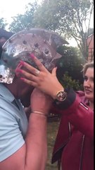 Coincé dans un déguisement de Gladiateur, il n'arrive pas à enlever sa tête !