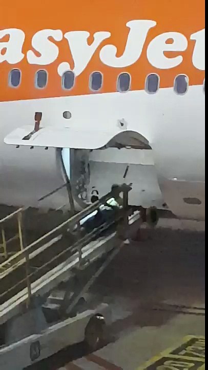 Ils s'amusent chez EasyJet ! Sortie de soute d'avion par le tapis roulant pour ce manutentionnaire !