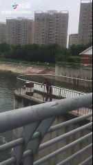 Pêcher avec un parapluie