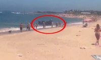 Ahşap tekneyle plaja çıkan 50 göçmenin kalabalığın arasına karıştı