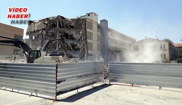 (30 Temmuz 2018) BİR TARİH SONA ERDİ ESKİ ADLİYE BİNASI ÇEVRE GÜVENLİ ALINARAK YIKILDI…