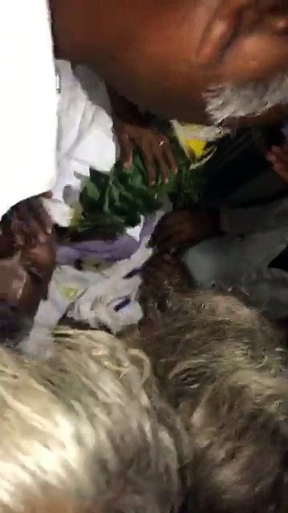 தன் நிலம் பறிபோனதால் விஷம் குடித்து விவசாயி தற்கொலை-வீடியோ