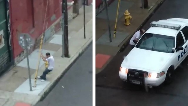 Un homme sous drogue monte naturellement dans une voiture de police