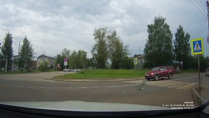 فيديو سقوط طفلة من سيارة تسير بسرعة وهذا هو مصيرها