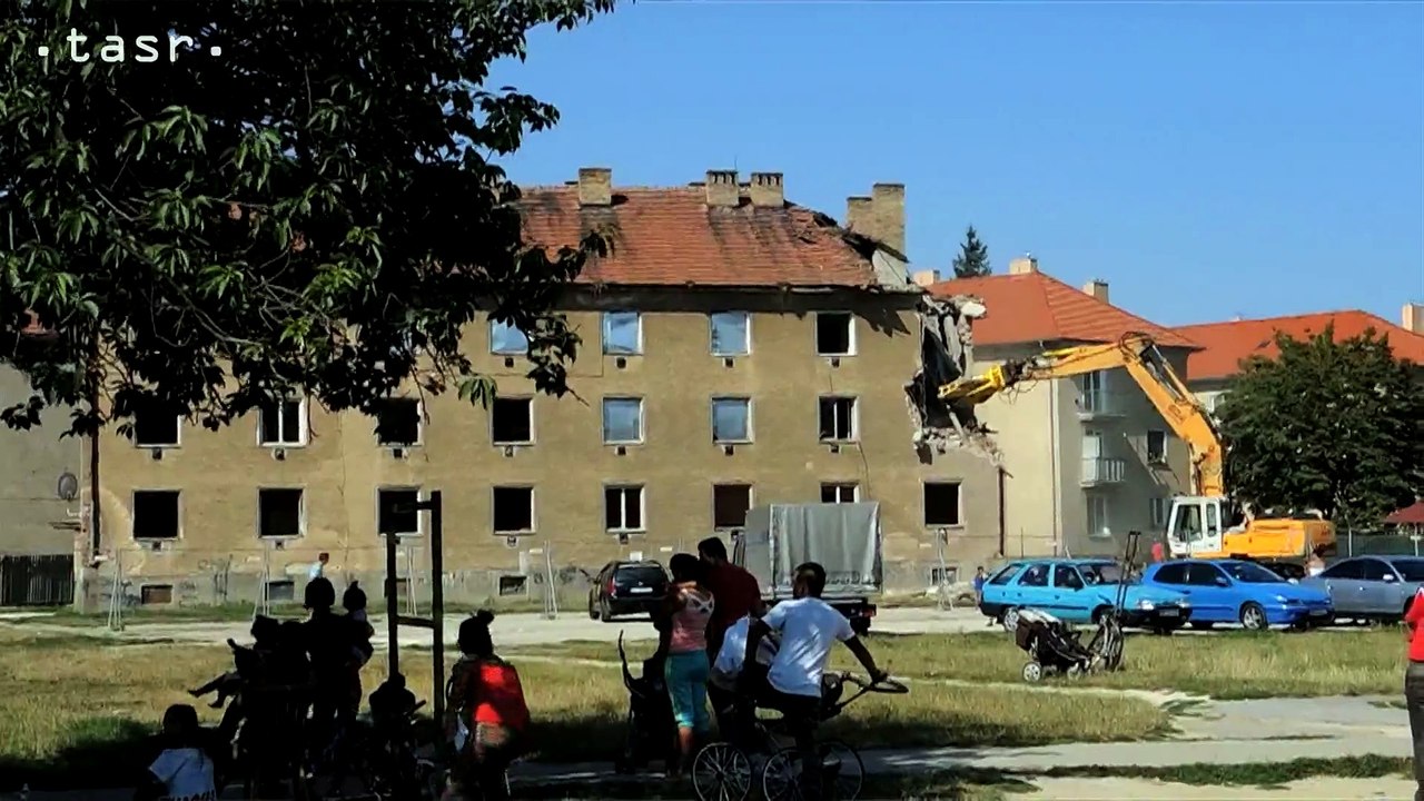 PARTIZÁNSKE: Búranie bytovky na Nábrežnej 206