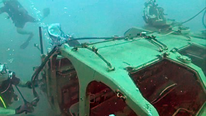 Hunden tanques en el mar del Líbano para atraer a submarinistas