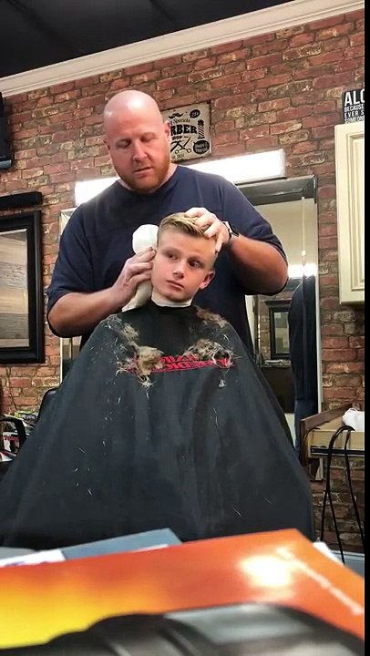 Un coiffeur se venge d'un petit garçon qui lui avait fait une mauvaise blague le mois dernier