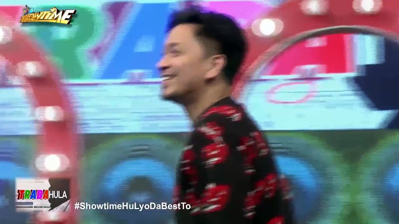 It's Showtime TrabaHula: Jhong walks a-la Miss Q & A!