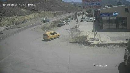 Para Nakil Aracı Otomobille Çarpıştı... O Anlar Kamerada