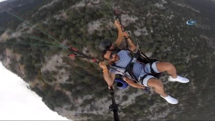 Paraşütle İlk Defa Atlayan Tatilcinin Görüntüleri Güldürdü