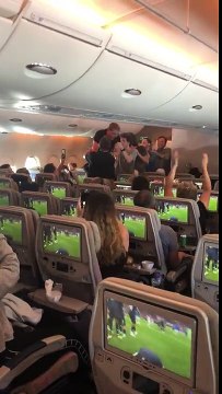 Fêter la victoire de l'équipe de France dans un avion à 40 000 pieds