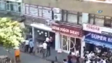 Fatih'te Kalabalık Grup Arasında Silahlı, Bıçaklı Kavga: 4 Yaralı