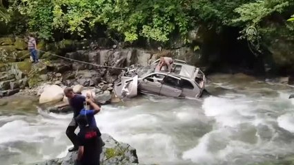 Otomobil Fırtına Deresi'ne Devrildi: 1 Ölü, 1 Yaralı - Rize
