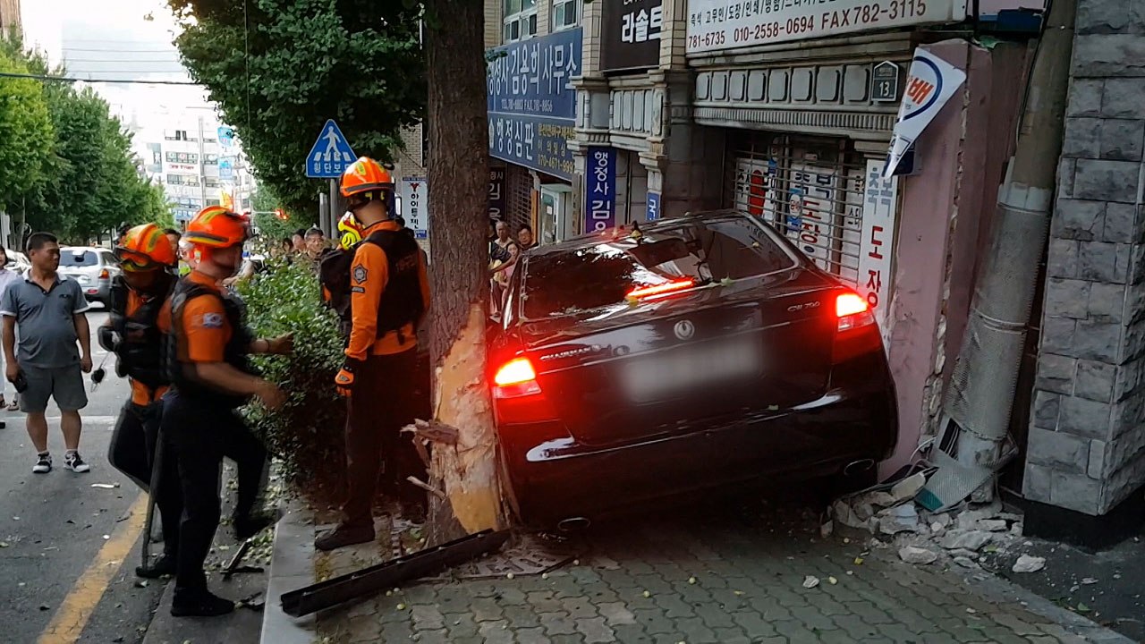 부산서 승용차가 도로 옆 건물 충돌...3명 부상 / YTN