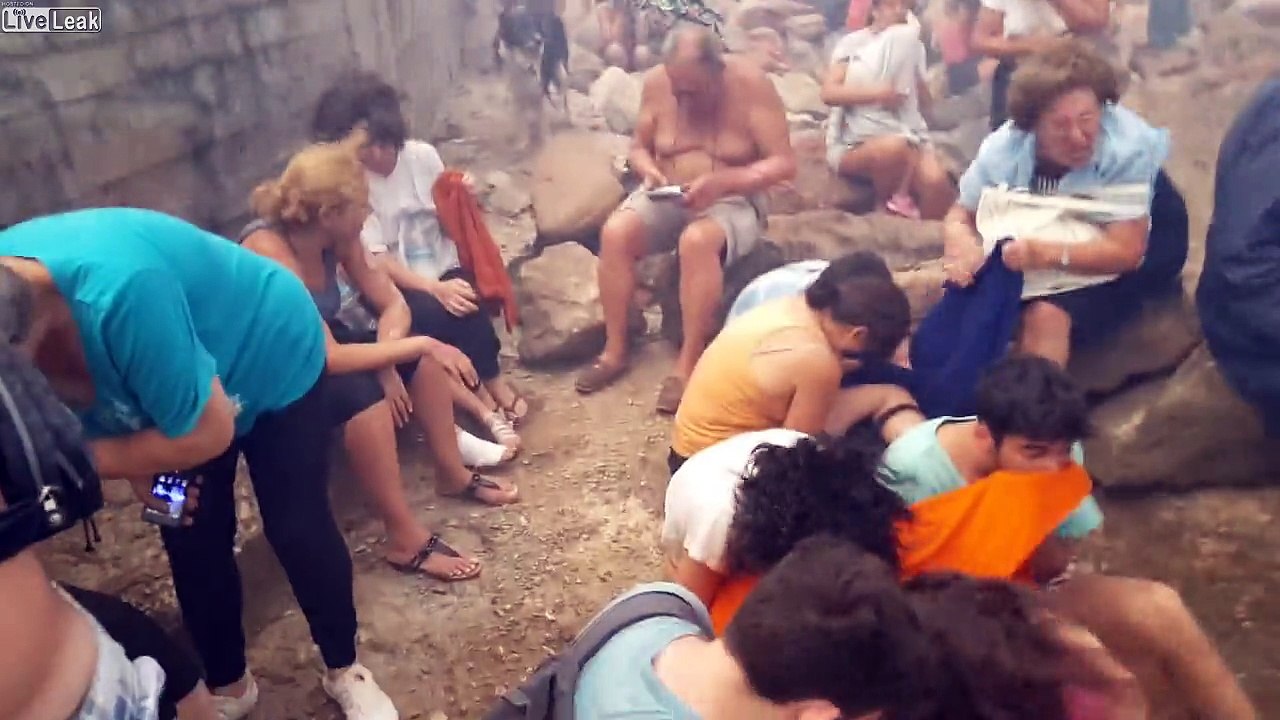 Grèces : échapper aux incendies en restant au bord de la mer pour ces touristes en vacances !