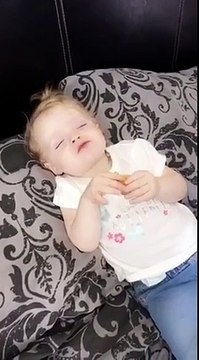 Endormie, cette fillette mange un nugget ! L'amour de McDonalds